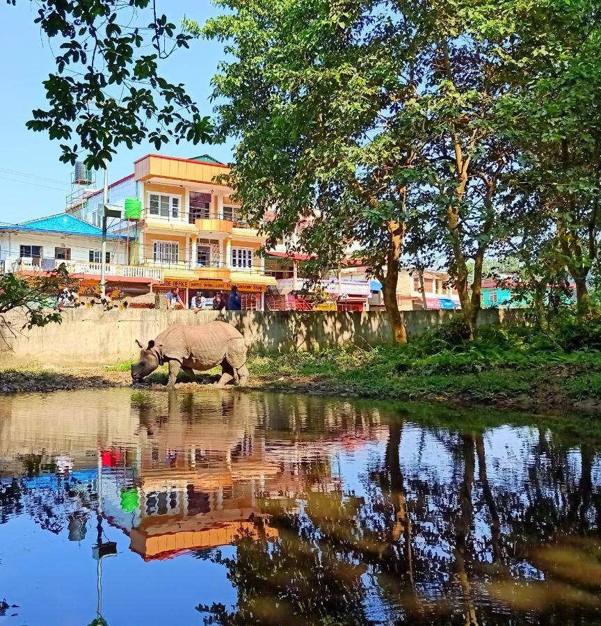 Hotel Rhinoceros-Homestay Sauraha Exteriör bild