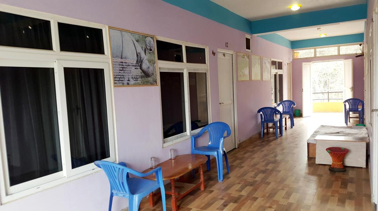 Hotel Rhinoceros-Homestay Sauraha Exteriör bild