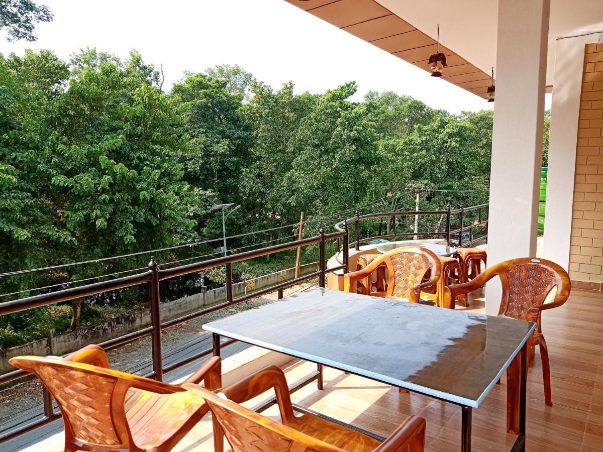 Hotel Rhinoceros-Homestay Sauraha Exteriör bild