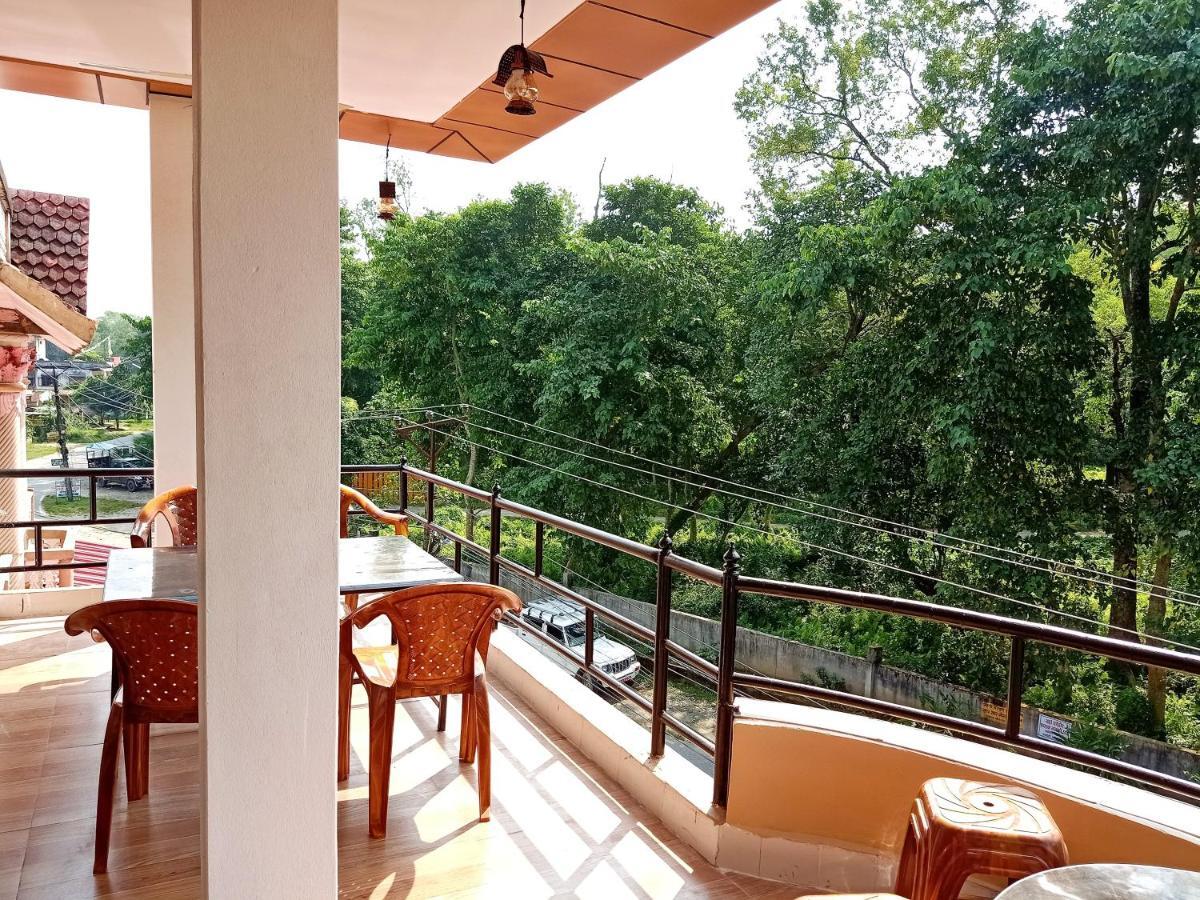 Hotel Rhinoceros-Homestay Sauraha Exteriör bild